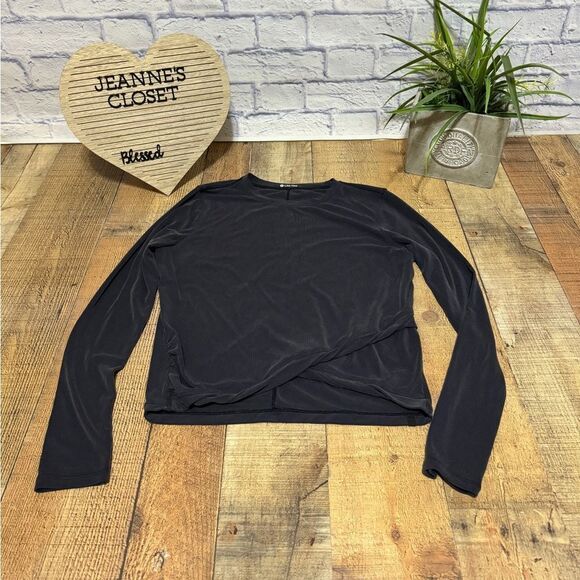 Lululemon Do the Twist Long Sleeve Shirt
Black - Picture 1 of 14